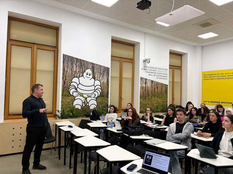 Alexandru Dan discutând cu studenții la FABIZ, ASE