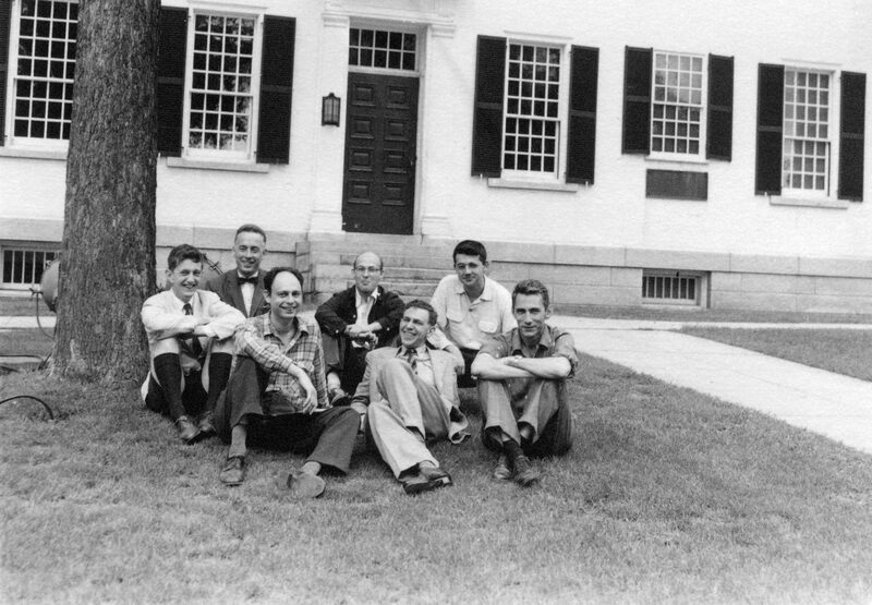 Participanții la Dartmouth AI Workshop din 1956, în fața Dartmouth Hall