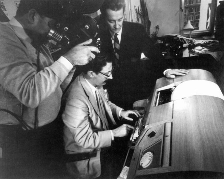 Joseph Weizenbaum folosind un terminal din epoca ELIZA