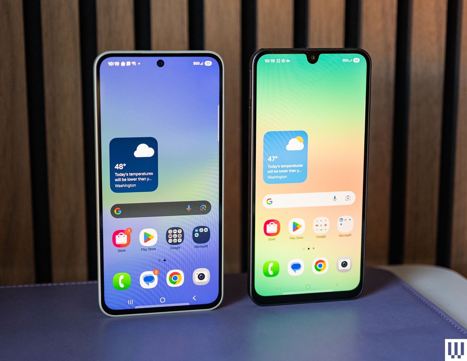 Samsung Galaxy A36 în stânga și Galaxy A26 în dreapta