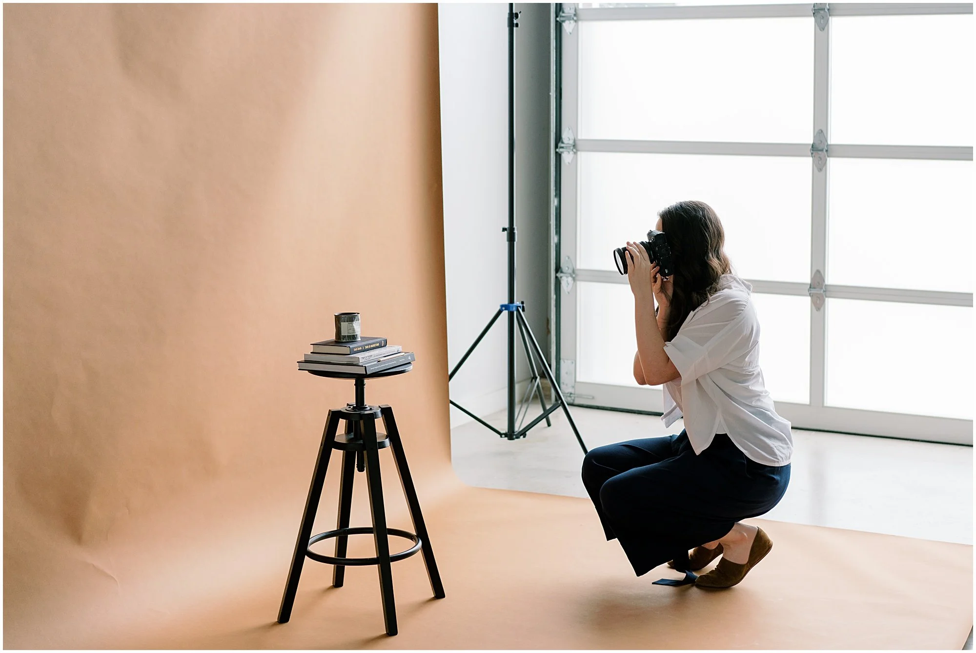 Fotograf care pregătește o fotografie de produs